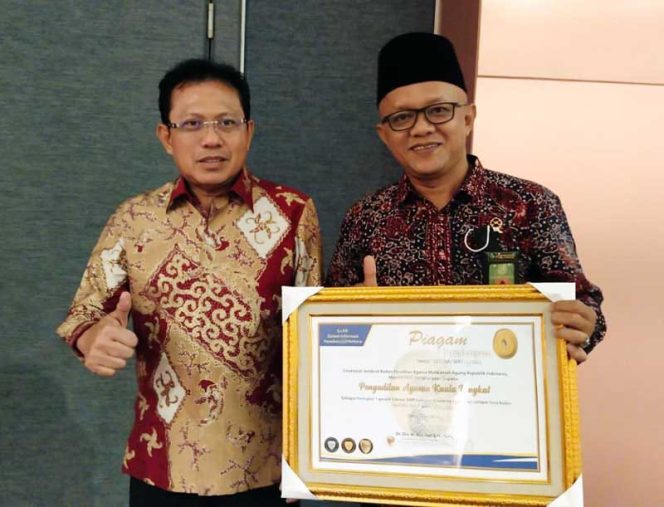 Foto Ketua PA Kualatungkal Zakaria Ansori bersama Sekjen Mahkamah Agung Prof Dr Hasbi Hasan MA.**