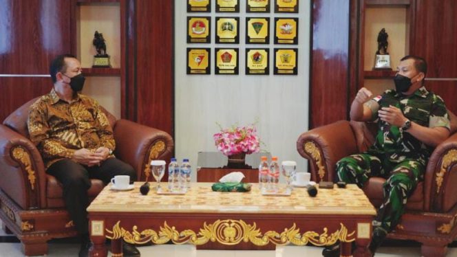 Pangdam XVII/Cenderawasih Mayjen TNI Teguh Muji Angkasa, S.E., M.M dan Ketua Komnas HAM RI Bapak Ahmad Taufan Damanik (SRIWIJAYADAILY/PENDAM CENDERAWASIH)