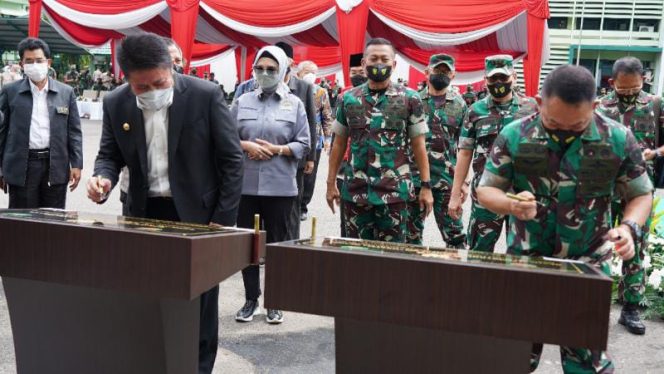 Kepala Staf Angkatan Darat (Kasad) Jenderal TNI Dudung Abdurachman menandatangani prasasti sebagai tanda selesainya Pembangunan Gedung C Makodam II/Swj dan Makorem 044/Gapo, Selasa (8/3/2022) bertempat di Lapangan Apel Makodam II/Swj Jln. Jenderal Sudirman KM. 2,5 Palembang.**