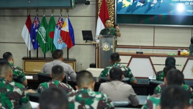 Kepala Staf Angkatan Darat (Kasad) Jenderal TNI Dudung Abdurachman S.E, M.M., saat memberikan pengarahan dan pembekalan kepada 274 Perwira Siswa (Pasis) Pendidikan Reguler LXII Seskoad dan Tenaga Pendidik Seskoad, di Bandung. (DISPENAD)