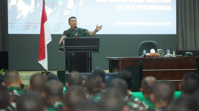 Kasad  Jenderal TNI Dudung Abdurachman S.E, M.M., dalam pengarahannya kepada siswa perwira dan tenaga pendidik serta  tenaga pendukung pendidikan Secapa AD di Bandung. (DISPENAD)