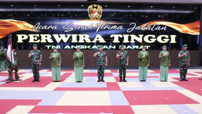 Kasad Jenderal TNI Dudung Abdurachman, S.E., M.M., dan isteri foto bersama dengan para pejabat baru.**