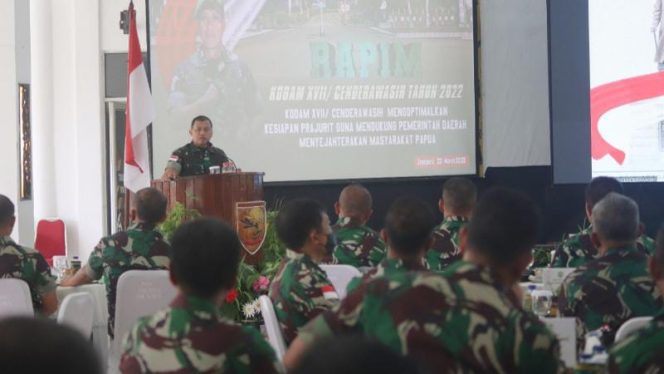 Pangdam XVII/Cenderawasih Mayjen TNI Teguh Muji Angkasa, S.E., M.M pimpin secara langsung Rapat Pimpinan Rapim tingkat Kodam Tahun 2022. (PENDAM CENDERAWASIH)