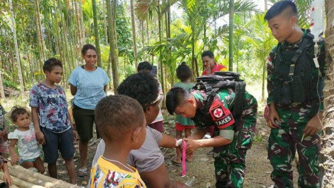 Satgas Pengamanan Perbatasan (Pamtas) RI-PNG Yonif 711/Rks memberikan pelayanan pengobatan kesehatan secara gratis kepada warga perbatasan RI-PNG di Kampung Suskun, Distrik Arso, Kabupaten Keerom, Papua. (SRIWIJAYADAILYT/PENDAM CENDERAWASIH)