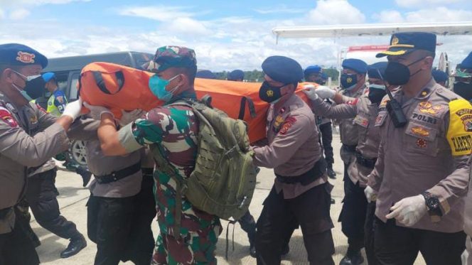 Aparat Gabungan Berhasil Evakuasi Delapan Jenazah Karyawan PT. PTT Korban Kebiadaban KST (Pendam XVII/Cenderawasih)