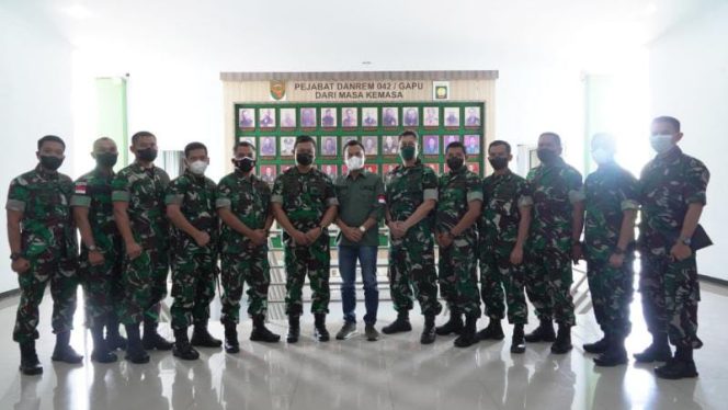 Foto bersama  Danrem 042/Gapu Brigjen TNI Supriono, S.IP., M.M., Kasrem, Para Dandim, Danyonif R 142, dengan Anggota Komisi I DPR RI, Hasbi Ansory, SE., M.M., 