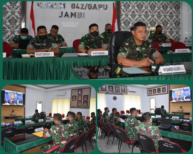 Komandan Korem 042/Gapu Brigjen TNI Supriono,S.IP., M.M mengikuti rapat koordinasi melalui video conference tentang percepatan vaksinasi selama bulan Suci Ramadhan 1443 H (SRIWIJAYADAILY.CO.ID/PENREM GAPU)
