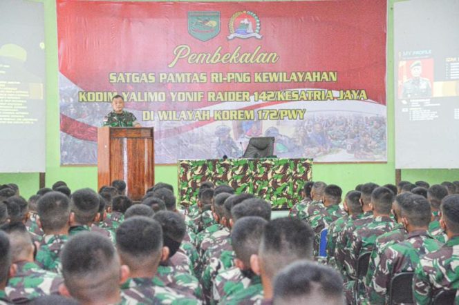 Komandan Korem (Danrem) 172/PWY Brigjen TNI Izak Pangemanan memberikan pembekalan kepada personel Satgas Pamtas RI-PNG Kewilayahan Kodim Yalimo Yonif Raider 142/KJ (SRIWIJAYADAILY/PENDAM CENDERAWASIH)