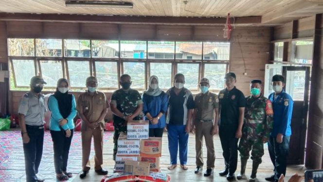 Danramil 419-01/Muarasabak Kapten Inf Rudi Chandra Marpaung memberikan bantuan sembako kepada warga  kebakaran di Desa Mendahara Tengah (SRIWIJAYADAILY/PENDIMTJB)