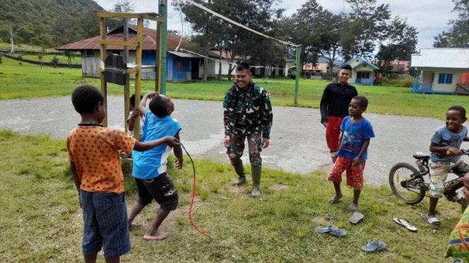 Kebersamaan Satgas Pamtas Yonif Raider 142/KJ Dengan Anak – Anak Di Perbatasan Papua (SRIWIJAYADAILY/PEN SATGAS 142