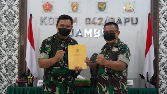 Komandan Korem 042/Gapu Brigjen TNI Supriono, S.IP., M.M, menerima taklimat akhir Tim Post Audit Itdam II/Swj Program Kerja dan Anggaran 2021./ FOTO : PENREM GAPU