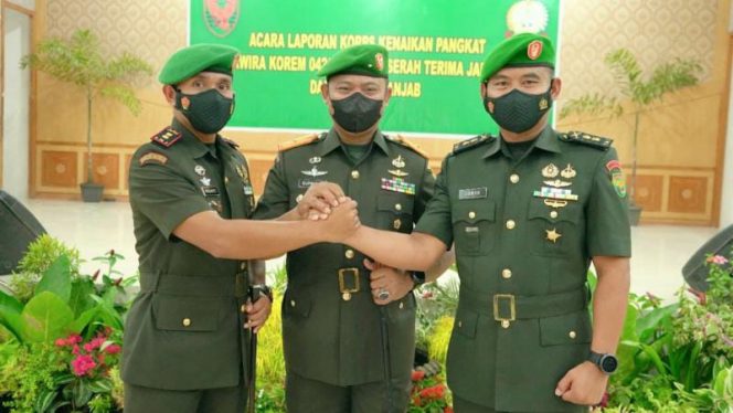 Komandan Korem 042/Gapu Brigjen TNI Supriono, S.IP., M.M bersama pejabat Dandim Tanjab lama dan Baru (FOTO/PENREM GAPU)