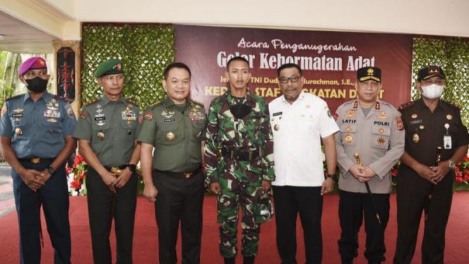Kepala Staf Angkatan Darat (KASAD) Jenderal TNI Dudung Abdurachman, S.E., M.M., mewujudkan mimpi putra daerah Patimura bernama Henz Songjanan menjadi Prajurit TNI AD (SRIWIJAYADAILY/DISPENAD)