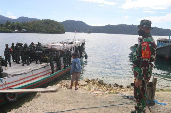 Dandim Yawa Berangkatkan Satgas Pra TMMD KE-113 Gunakan Kapal Kayu Ke Kampung Poom/ FOTO : PEN CENDERAWASIH