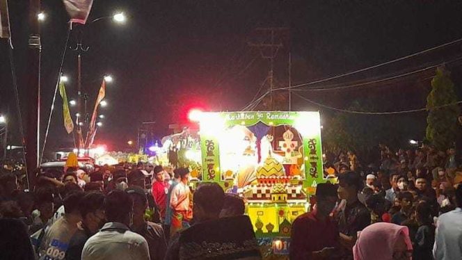 Ribuan Pasang Mata Saksikan Festival Arakan Sahur Di Kualatungkal/ FOTO. lintastungkal