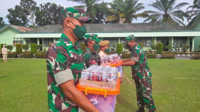 Dandim 0415/Jambi Kolonel Inf Marsal Denny Distribusikan Bingkisan Dan THR Kepada Anggota. /FOTO : WIDI