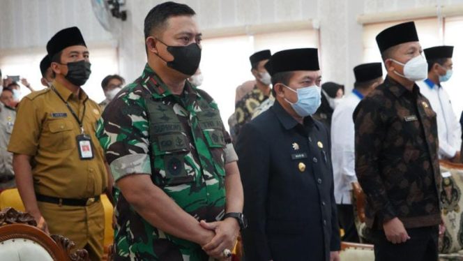 Komandan Korem 042/Gapu, Brigjen TNI Supriono, S.IP., M.M., menghadiri Penyerahan Sertifikat Tanah Wakaf Tahun 2022./ FOTO : PENREM GAPU