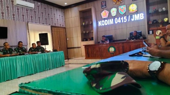 Komandan Kodim 0415/Jambi, Kolonel Inf Marsal Denny pimpin rapat  perwira jajarannya. /FOTO : WIDI
