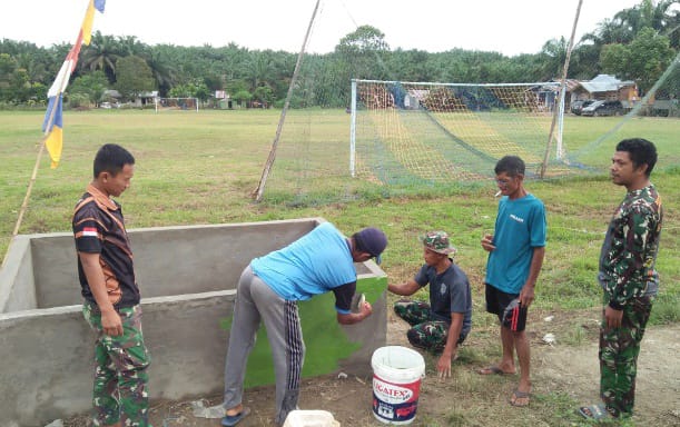 Satgas TMMD ke 113 Kodim 0419/Tanjab bersama warga saat mengerjakan pembangunan tempat sampah di Desa Intan Jaya Kecamatan Muara Papalik (Sriwijayadaily)