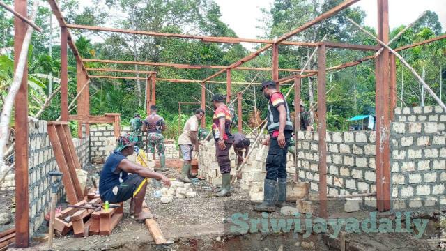 Pembangunan rumah yang diperuntukkan bagi masyarakat, melalui program TMMD ke 113 Kodim 1709/Yawa di Kampung Poom 1, Distrik Poom, Kab. Kepulauan Yapen. Sabtu (21/05/2022)./ FOTO : Pendam Cenderawasih