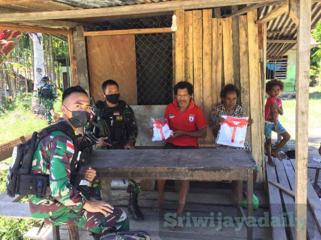 Satgas TNI 711/Rks Bagikan Baju Merah Putih Kepada Warga Di Perbatasan (Pendam XVII Cenderawasih)