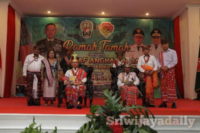 Kepala Staf Angkatan Darat (Kasad) Jenderal TNI Dudung Abdurachman, S.E., M.M., diangkat oleh masyarakat Sumba Timur sebagai saudara sulung. (Dispenad)