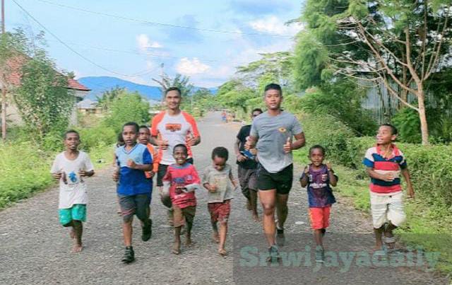 Keakraban TNI dengan anak-anak tersebut terlihat di Pos Kotis TNI, Distrik Elelim, Kab Yalimo, Papua, saat ikut kegiatan binsik, Minggu (22/5/2022)./ FOTO ; Pendam Cenderawasih