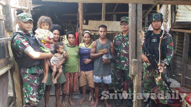 Aksi Satgas TNI 126/KC Kembali Beri Bantuan Sembako Kepada Warga Di Perbatasan RI-PNG (Pendam Cenderawasih)