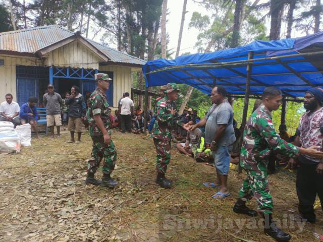 Turut Berduka, Satgas TNI 142/Kj Hadir Melayat Dan Beri Bantuan (Pendam Cenderawasih)