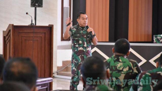 Wadanpussenif Mayjen TNI Asep Setia Gunawan, S.I.P. memberikan pengarahan kepada para Perwira Infanteri Kodam XIII/ Merdeka di Grahadika Jaya Sakti Makodam XIII/Merdeka, Rabu (18/5/22). FOTO : PENDAM MERDEKA