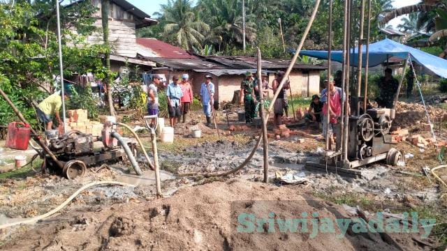 Personel Satgas TMMD ke 113 tahun 2022 Kodim 0419/Tanjab bersama-sama membuat Sumur Bor di Desa Intan Jaya, Kecamatan Muara Papalik, Tanjab Barat.(Sriwijayadaily/ura)