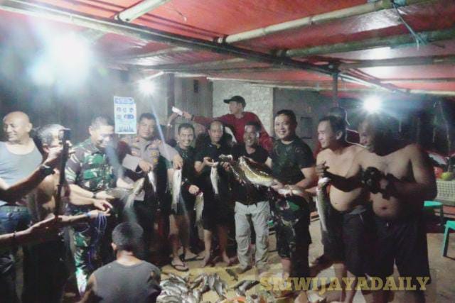 Danrem 042 Gapu Brigjen TNI Supriono, S.IP., M.M bersama Masyarakat Batu Empang, Panen Ikan Di Lubuk Larangan, Sabtu (14/5)/ FOTO : SRIWIJAYADAILY PENREM GAPU