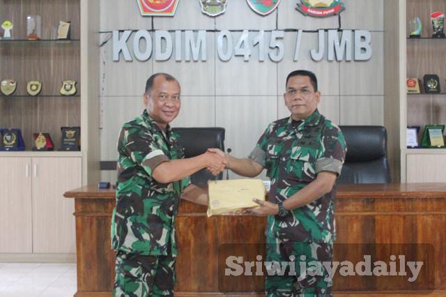 Dandim 0415/Jambi Kolonel Inf Marsal Denny serahkan secara simbolis dana bantuan BLTPKLW kepada salah satu Danramil di wilayah Batanghari. (Sriwijayadaily/Beni)