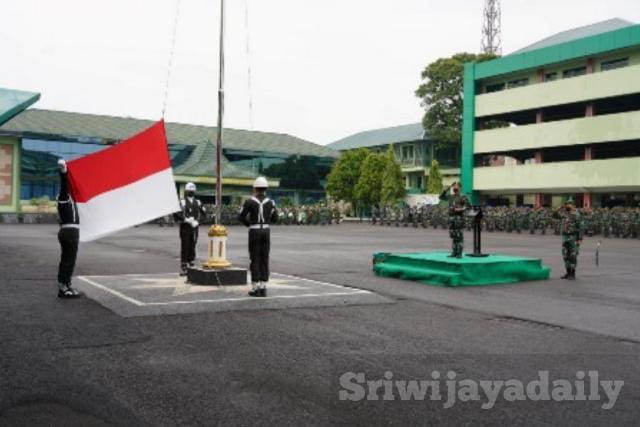 Pangdam II/Sriwijaya Mayjen TNI Agus Suhardi, memimpin upacara bendera bulanan atau 17-an yang diselenggarakan Kodam II/Swj, Selasa, 17/5/2022. (Pendam II/Swj) 