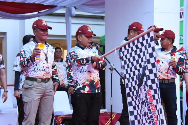 Kepala Staf Angkatan Darat (Kasad) Jenderal TNI Dudung Abdurachman, S.E., M.M. mengibarkan bendera start tanda dimulainya Road Run 10 K sebagai acara puncak dari rangkaian Kejuaraan 