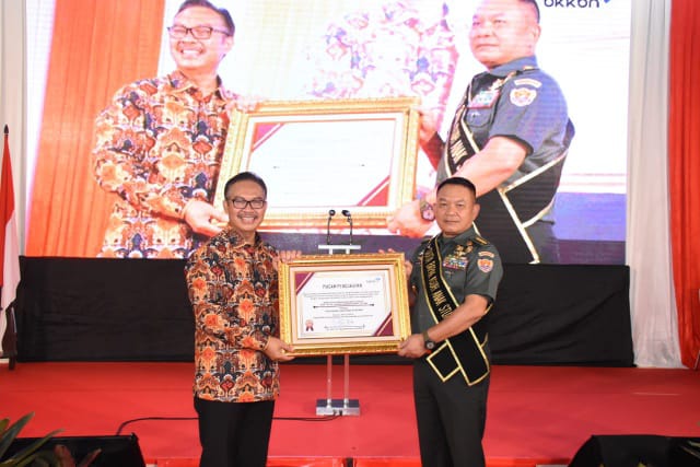 Kasad Jenderal TNI Dr. Dudung Abdurachman, S.E., M.M., Dikukuhkan Sebagai Duta Bapak Asuh Anak Stunting/ FOTO : DISPENAD