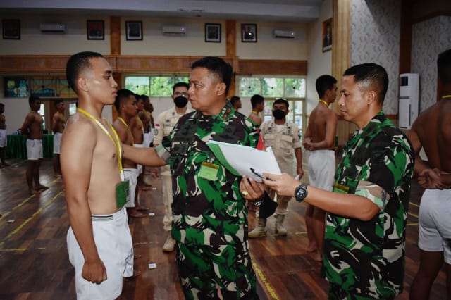 Danrem 042/Gapu Brigjen TNI Supriono, S.IP., M.M. pimpin sidang parade Catar Akmil 2022 (Penrem042gapu)