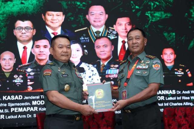 Kepala Staf Angkatan Darat (Kasad) Jenderal TNI Dr. Dudung Abdurachman, S.E., M.M., secara resmi menutup Seminar Nasional ke-6 TNI Angkatan Darat Tahun 2022, bertempat di Gedung Prof. Dr. Satrio Seskoad, Bandung, Selasa (28/6/2022)./ FOTO : DISPENAD