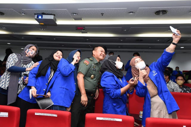 Kasad Jenderal TNI Dudung Abdurachman, S.E., M.M., saat berswafoto bersama mahasiswa Universitas Pertamina (Dispenad)