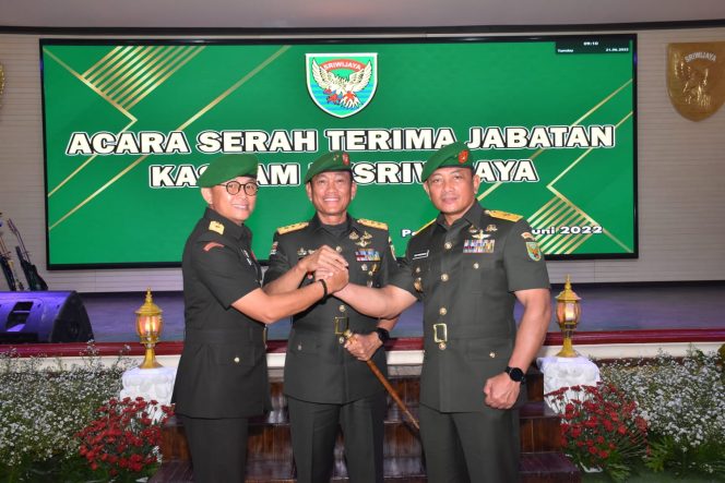 Pangdam ll Mayjen TNI Agus Suhardi bersama pejabat Kasdam lama dan baru. FOTO : PENDAM II/SRIWIJAYA) 