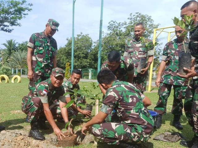 Kajasdam XVII/Cenderawasih Bersama Personelnya Menanam Pohon./ FOTO : Pendam Cenderawasih