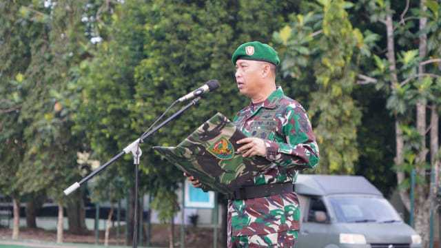 Kepala Staf Korem 042/Gapu Kolonel Inf M. Yamin Dano pimpin upacara bendera Mingguan bertempat dilapangan apel Makorem 042/Gapu, Senin (11/7/2022)./ FOTO : PENREM042GAPU