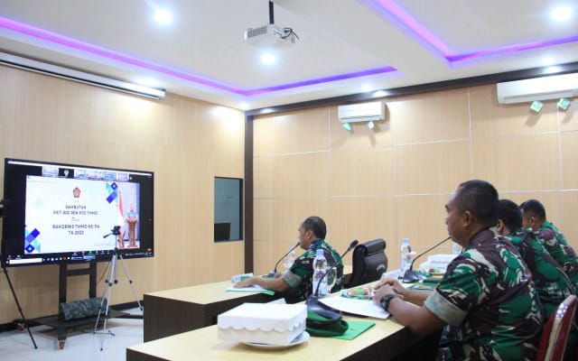 Aster Kasdam XVII/Cenderawasih Kolonel Inf Yarnedi Mulyadi mengikuti Rapat Koordinasi Teknis (Rakornis) TNI Manunggal Membangun Desa (TMMD) ke-114 TA 2022 secara virtual bertempat di Ruang Puskodalops Makodam XVII/Cenderawasih, Selasa (19/07/2022)./ FOTO : Pendam XVII/Cenderawasih