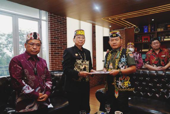 Kepala Staf Angkatan Darat Jenderal TNI Dr. Dudung Abdurachman dianugerahi sebagai Warga Kehormatan Utama masyarakat Adat Dayak./ FOTO : Dispenad
