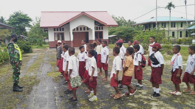 Serda Silveter Noo memberikan pelatihan Peraturan Baris Berbaris (PBB) kepada pelajar Sekolah Dasar YPK 1 di Komplek Sekolah yang bertempat di Kampung Yemburwo, Distrik Numfor Timur, Kabupaten Biak Numfor/ FOTO : Pendam Cenderawasih