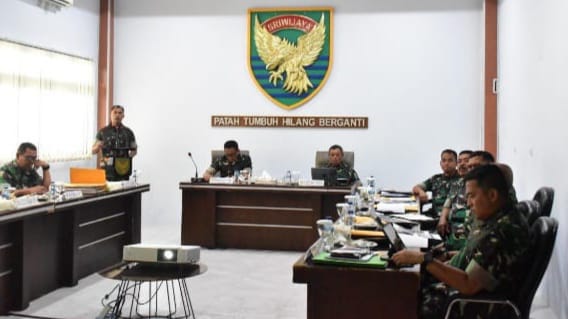 Pangdam II/Swj Mayjen TNI Agus Suhardi pimpin langsung Rapat Koordinasi dalam rangka Persiapan Mendukung Latma Garuda Shield-16/2022, bertempat di Ruang Audiensi Pangdam II/Swj Gedung - C Lantai IV Makodam II/Swj, Palembang.(Pendam II/Sriwijaya)