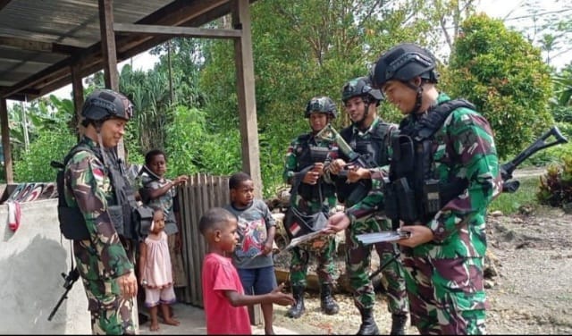 Anak-Anak Di Papua Bahagia, Terima Alat Tulis Dari Satgas TNI 711/Rks/ FOTO : PENDAM CENDERAWASIH