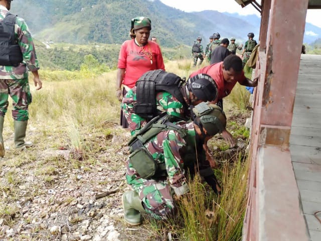 personel Pos Dal Satgas Yonif Raider 321/GT melaksanakan kerja bakti membersihkan Pasar Distrik Dal, Kabupaten Nduga, Papua/ FOTO : Pendam Cenderawasih