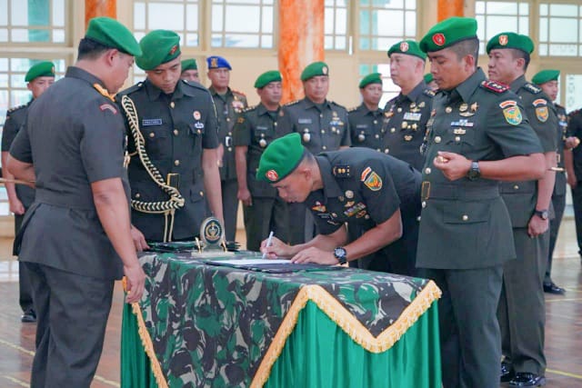 Komandan Korem 042/Gapu Brigjen TNI Supriono, S.IP., M.M pimpin langsung serah terima jabatan Kepala Staf Korem (Kasrem) dan Kasi Logistik Kasrem 042/Gapu serta Dandim 0416/Bute./ FOTO : penrem042gapu