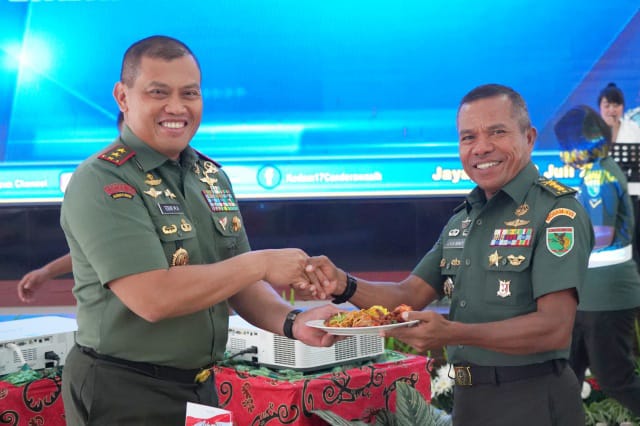 Pangdam XVII/Cenderawasih Mayjen TNI Teguh Muji Angkasa, S.E., M.M mengucapkan selamat ulang tahun kepada Kolonel Inf Joao Xavier B. Nunes, S.E., M.M.,/ FOTO : pendam Cenderawasih